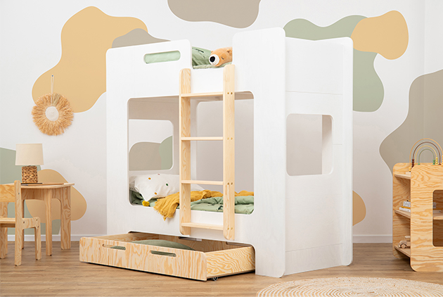 Drewniane łóżko piętrowe z szufladą wykonane ze sklejki sosnowej w kolorze białym z drabinką po prawej stronie